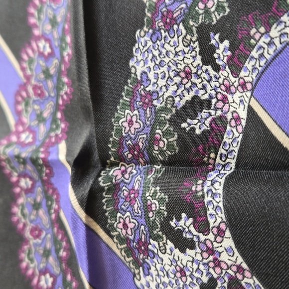 LEONARDI MERLOT Signed Lace Design Scarf 30" x 30" NWOT - Picture 5 of 7